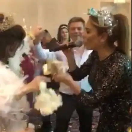 Чака-рака: Бони пее с корона от стотачки (Снимки)