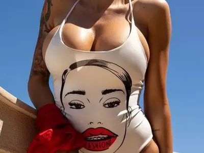 Черната Златка вее огромен бюст в оскъден бански