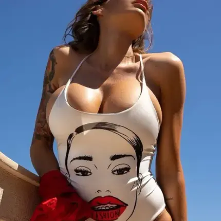 Черната Златка вее огромен бюст в оскъден бански