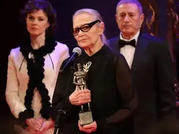 Цветана Манева  слиза от сцената