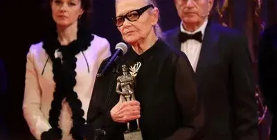 Цветана Манева  слиза от сцената