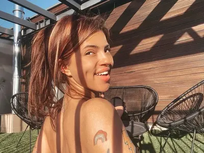 Да, това е Дара, но без грим!