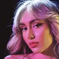 Дара Екимова със силикон едва на 19 г. (Снимка на новите й бомби)