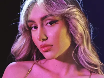 Дара Екимова скъса с гаджето! Мълчи за силиконовия бюст