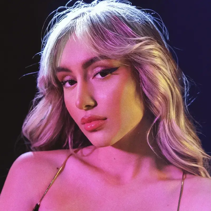 Дара Екимова скъса с гаджето! Мълчи за силиконовия бюст