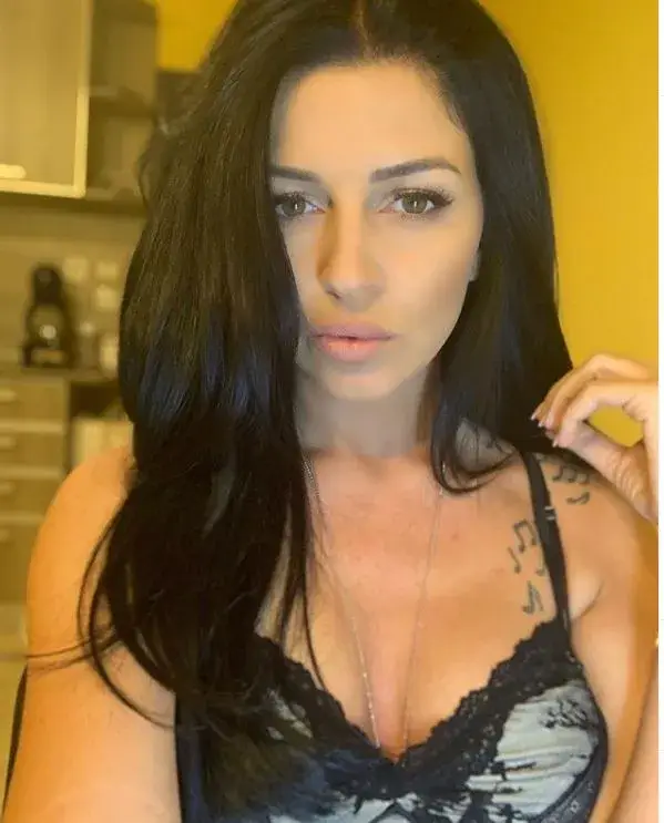 Дебора се фука с нов бюст в Истанбул