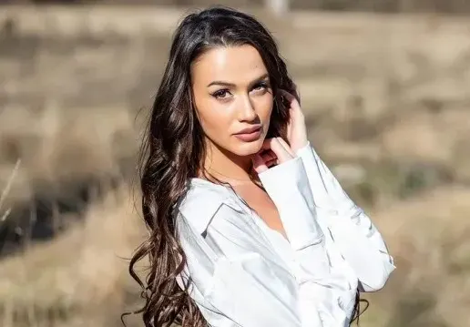 Дениз Хайрула  от „Ергенът”  се срамува от  бедните си  майка и баща