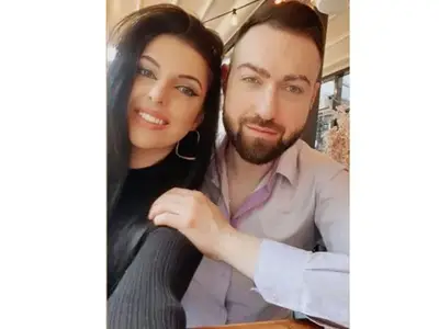 Девственицата Елвира от Ергенът се отдаде на футболен анализатор