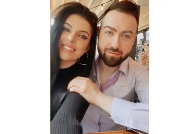 Девственицата Елвира от Ергенът се отдаде на футболен анализатор