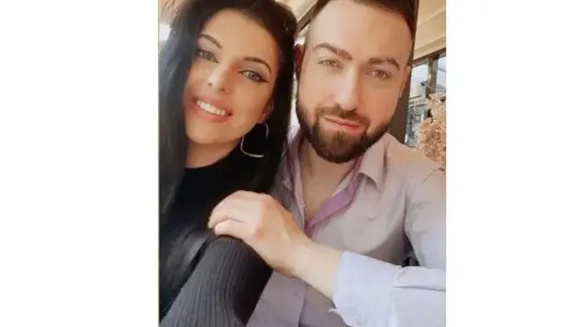 Девственицата Елвира от Ергенът се отдаде на футболен анализатор