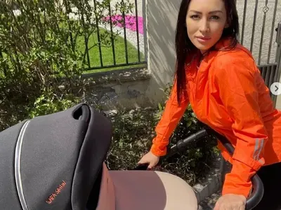 Джена изведе бебето на първа разходка