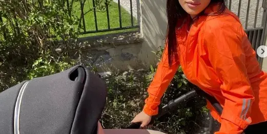 Джена изведе бебето на първа разходка
