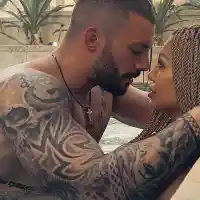 Джулката пак направи полицайчето за смях, сложи му гнездо на главата (Фото по-долу)