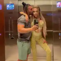 Джулката пак направи полицайчето за смях, сложи му гнездо на главата (Фото по-долу)