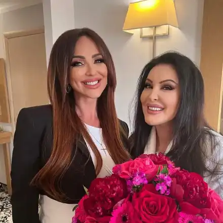 Драгана пее с бг микрофон, обсипан с кристали Сваровски (Снимка в галерията)