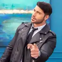 Фики Стораро вози дъщеря си в златна количка