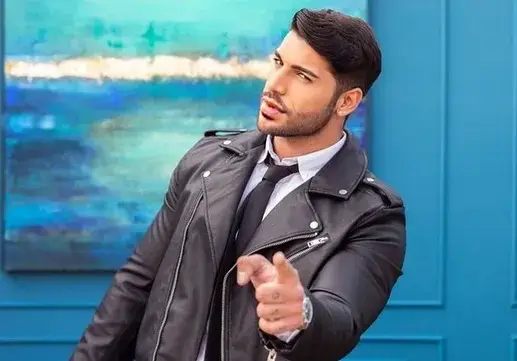 Фики Стораро вози дъщеря си в златна количка