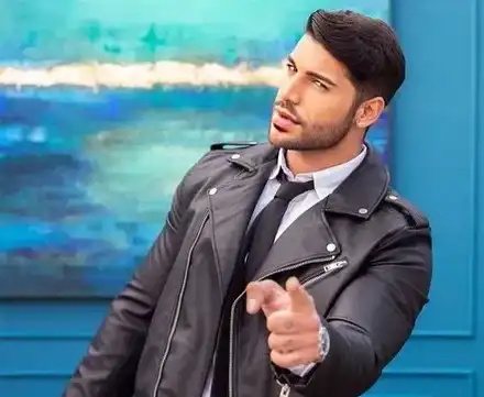 Фики Стораро вози дъщеря си в златна количка