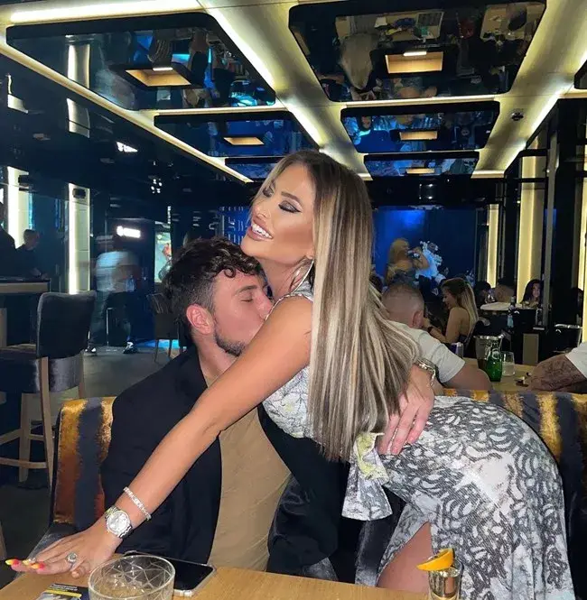 Гери-Никол си прави кефа без гадже