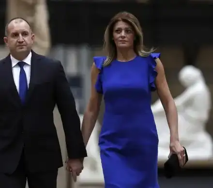 Жената на Румен Радев се поду от лекарства? Първата дама се кри три месеца и се появи доста окръглена (СНИМКИ)