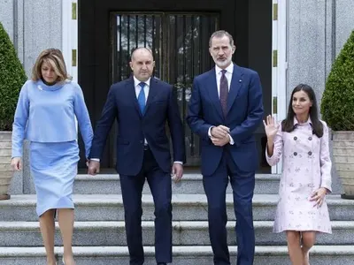 Жената на Румен Радев се поду от лекарства? Първата дама се кри три месеца и се появи доста окръглена (СНИМКИ)