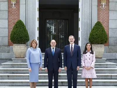 Жената на Румен Радев се поду от лекарства? Първата дама се кри три месеца и се появи доста окръглена (СНИМКИ)