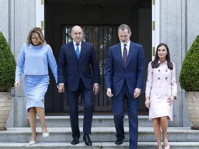 Жената на Румен Радев се поду от лекарства? Първата дама се кри три месеца и се появи доста окръглена (СНИМКИ)