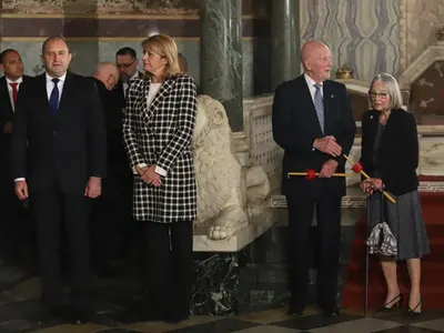 Жената на Румен Радев се поду от лекарства? Първата дама се кри три месеца и се появи доста окръглена (СНИМКИ)