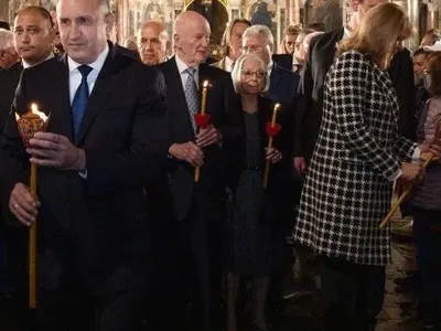 Жената на Румен Радев се поду от лекарства? Първата дама се кри три месеца и се появи доста окръглена (СНИМКИ)