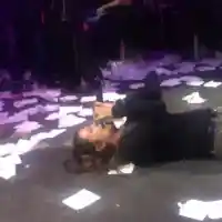 Кали пълнила стриптийз бар, kачвала се при танцьорките и пяла кючеци