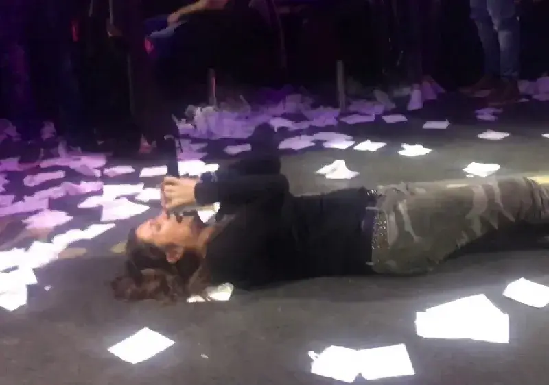 Кали пълнила стриптийз бар, kачвала се при танцьорките и пяла кючеци