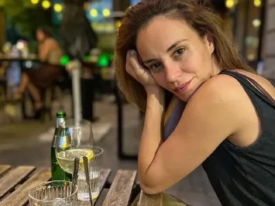 Кърджилова разпусна с чаша вино след представление