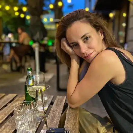 Кърджилова разпусна с чаша вино след представление