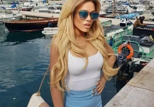 Къса с богатите чичаци: Нора Недкова ще си търси интелектуалец в Кан