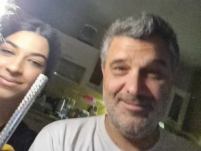 Малък Тошко стана на 51 г. в компанията на щерка си