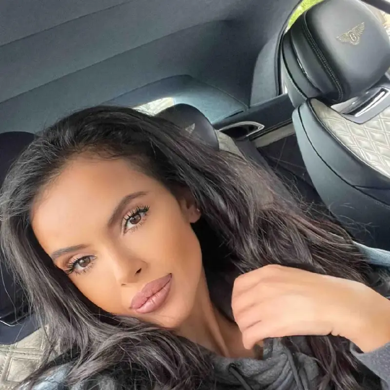 Мара Отварачката се стопи! Преброиха ребрата (Фото в галерия)