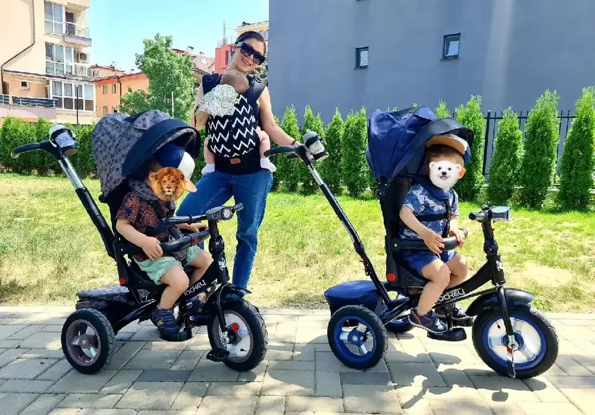 Наведнъж! Мама Ася разходи и трите деца