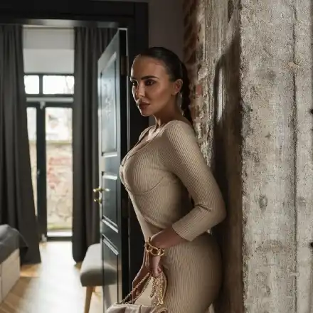 Николета Лозанова спи в хотел за 3 бона! Плеймейтката се съблече в Сицилия (СНИМКИ)