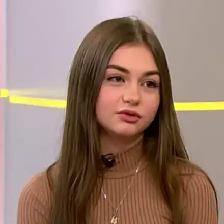 Осиротялата Крисия поема прехраната на семейството си