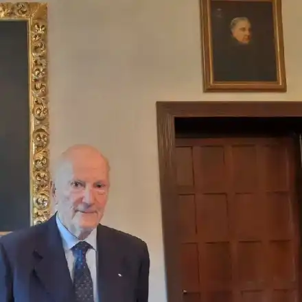 Симеон II предаде  короната на  своя внук