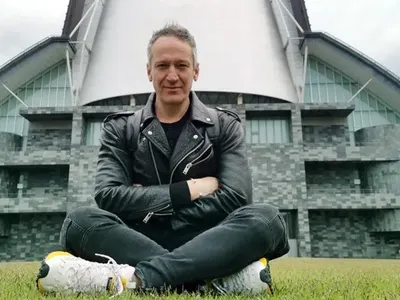 След Covid и проблеми с „Калигула“, Деян Донков остави мустака в Япония (Снимки)