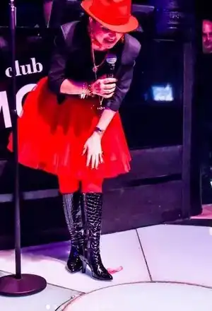 Софка спретна стриптийз „Червената шапчица“ пред ошашавени  фенове (ШОК снимки)