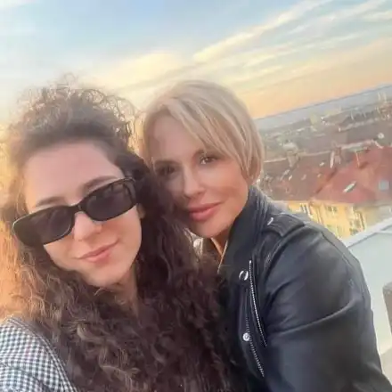 Стефания Колева изпрати абитуриентка (СНИМКИ)