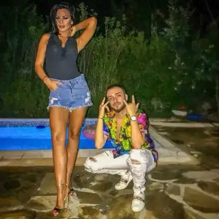 Стюардесата на Криско го дарява с трето дете