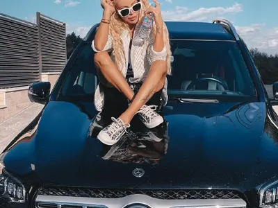 Топ мацките се фукат с чужди коли за по 200 бона! Луксозните им возила – все подаръци от мъжете им (СНИМКИ)