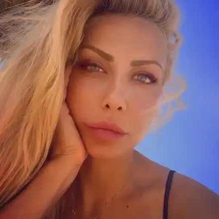 Венета Харизанова сама подхранва слуховете за развода си (Снимки)