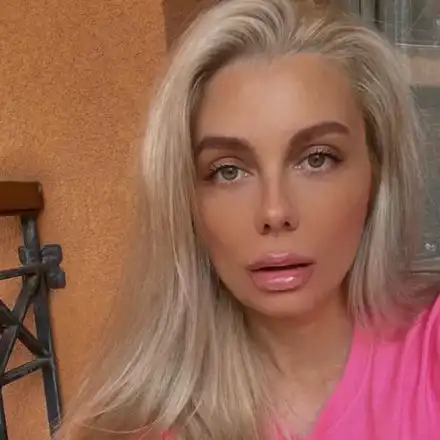 Венета Райкова  изчисти дома си  от лошата енергия чрез кадене