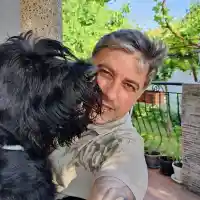 Владо Карамазов  трепери, че е пипнал  маймунска шарка