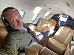 Захари Бахаров сам в самолета