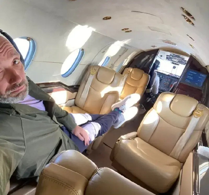 Захари Бахаров сам в самолета